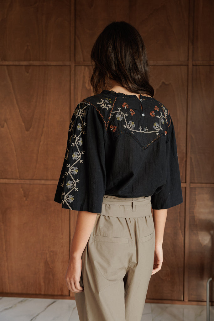 Blouse brodé noir Indi & Cold Québec, Canada