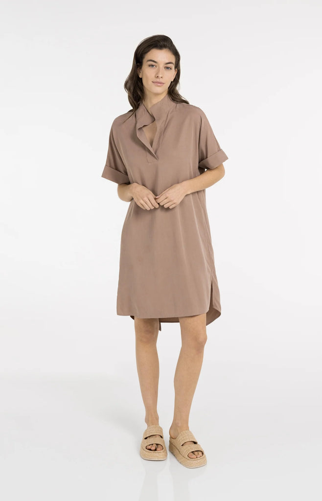 Robe lousse mais habillé