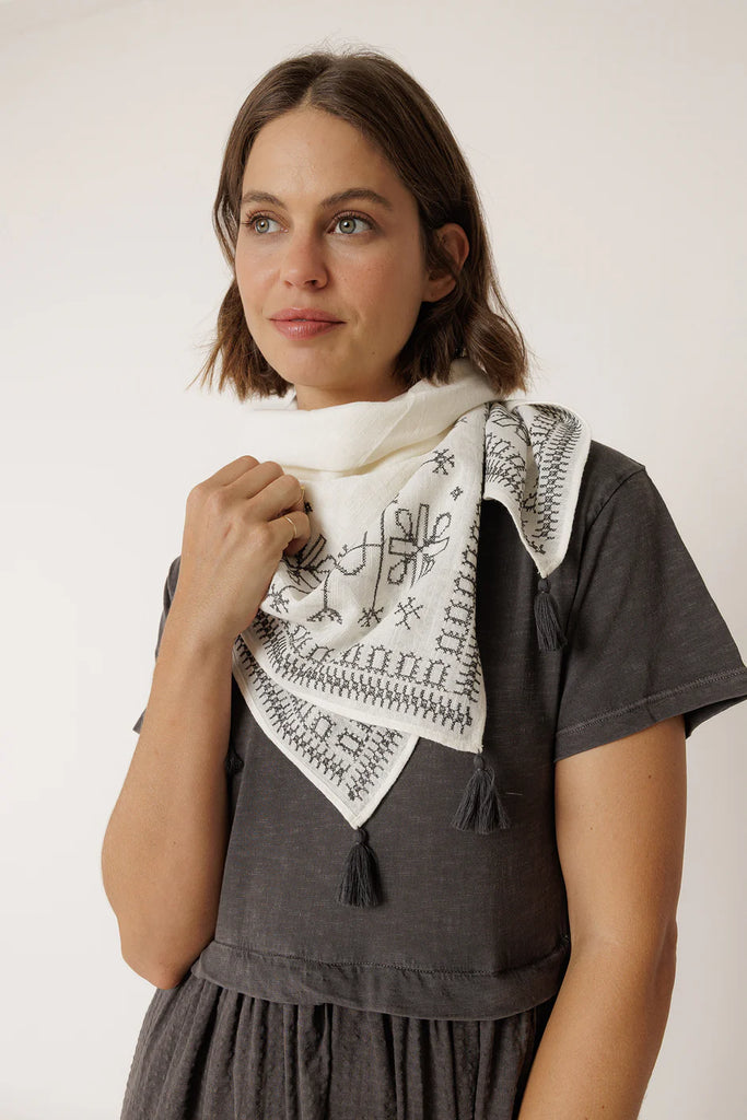 FOULARD À BRODERIES ÉTHNIQUES INDI & COLD QUÉBEC CANADA